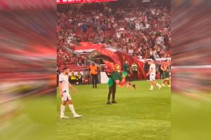 VIDEO| Cristiano Ronaldo aplaudido por gesto con hincha que invadió la cancha en Portugal