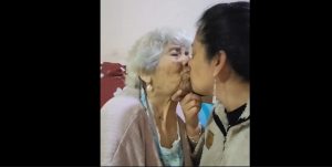 VIDEO| Mujer viraliza registro regaloneando a su madre, quien ya empieza a perder la memoria