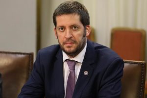 Diputado republicano acusó a ministro Ávila de promover “adiestramiento sexual” de niños