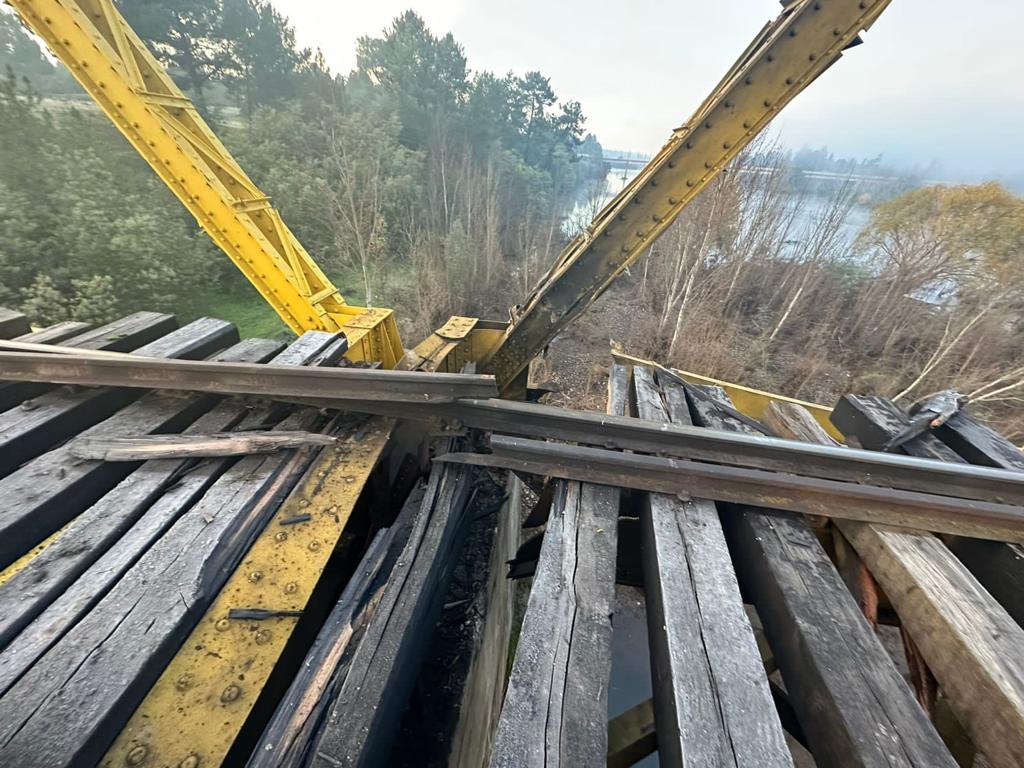 “Fuerte carga explosiva”: Fiscalía confirma bomba en puente ferroviario sobre el río Itata
