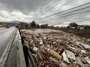 Río Mapocho desbordado por basura provoca ira de Orrego: “Vergonzosa imagen”