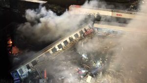 Tragedia en India: Al menos 50 muertos tras choque de trenes colmados de gente