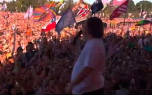 VIDEO| Cantante sufre crisis del síndrome de Tourette en pleno Glastonbury: Público lo emocionó