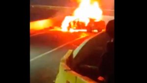 VIDEO| Delincuentes asaltan bodega en Pudahuel e incendian autos en Ruta 68 para huir