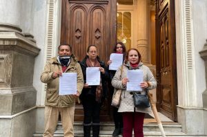 Entregan primeras 956 firmas de apoyo para que Palacio de La Moneda sea declarado Sitio de Memoria