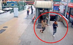VIDEO| Joven mujer se lanza y detiene a delincuente que robó su celular en Las Condes