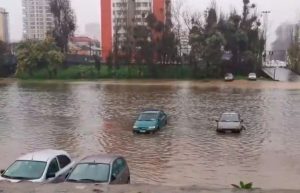 VIDEO| Lluvia en regiones: Inundación de estacionamiento en Marga-Marga y crecidas de ríos en O’Higgins