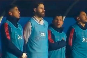 VIDEO| El gesto de Gary Medel con Ben Brereton en medio del himno durante partido de Chile