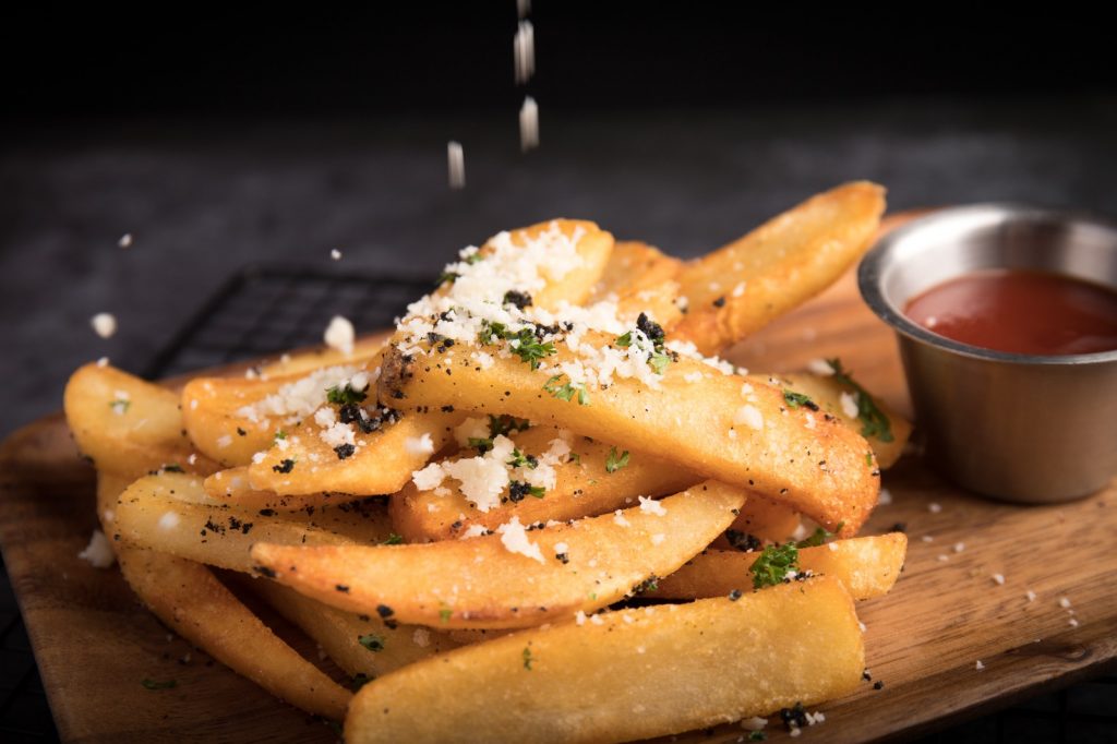 Menos grasa e índice glicémico: Conoce las «papas fritas saludables» que prepara investigación chilena