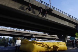VIDEO| Pobladores se cuelgan en puente de Peñalolén: Piden inclusión en proyecto habitacional