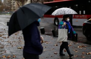 Anuncian características de la lluvia que se espera en Santiago: Poca, pero con mucho frío