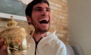 VIDEO| Carlos Alcaraz y chascarro tras ganar Wimbledon: Se le cae trofeo en plena entrevista
