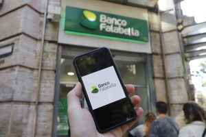 Fallas en servicios online: Sernac exige a Banco Falabella hacer mejoras en sus plataformas digitales