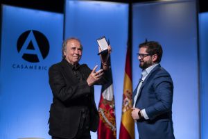 Serrat y Baltasar Garzón reciben medalla del Presidente Boric por los 50 años del golpe