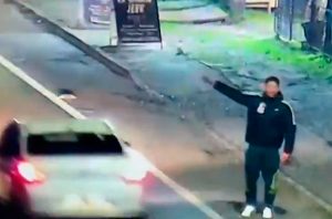 VIDEO| Brayan Cortés pidió auxilio a automovilistas tras ser asaltado: Nadie lo ayudó
