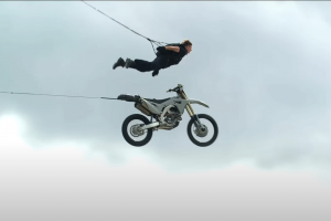 VIDEO| "Mayor acrobacia del cine" ¿Comó Tom Cruise logró tirarse en moto por un acantilado?
