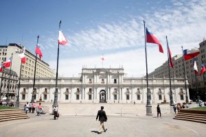 Retorna el bombardeo de poemas, exhibición que resume sus "ataques" de Santiago a Guernica