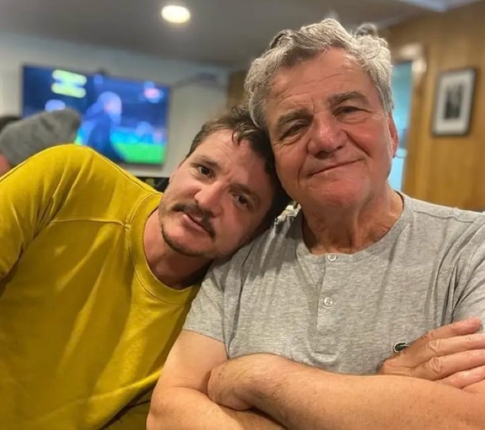 Pedro Pascal junto a su padre en una imagen publicada en su cuenta de Instagram