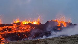 VIDEO | La particular erupción volcánica en Islandia que atrae a turistas extremos