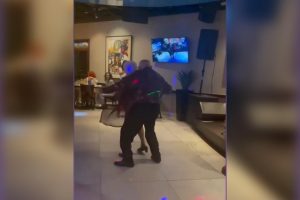 VIDEO| Adultos mayores bailando al ritmo Bud Bunny suman millones de visitas en TikTok