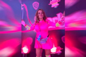 VIDEO| Cathy Barriga reaparece disfrazada como Barbie y bailando en patines frente a la TV