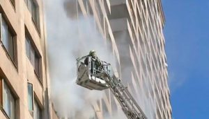 VIDEO| Incendio afecta a departamento en edificio del centro de Santiago