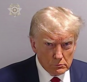 Trump, desafiante y con el ceño fruncido en su primera foto policial