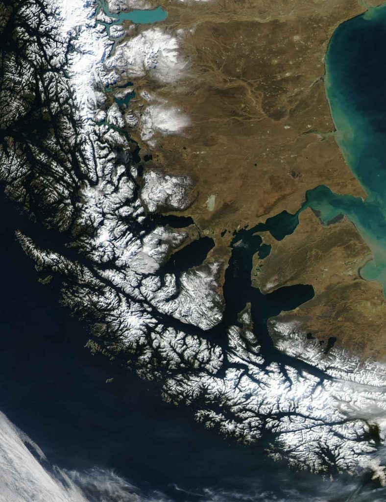Estrecho de Magallanes y territorio sur de los kawésqar. Foto: Jacques Descloitres, MODIS Rapid Response Team, NASA/GSFC, Public domain, vía Wikimedia Commons.