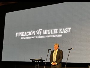 “Casi no se nota la esvástica”: Logo de Fundación Miguel Kast genera revuelo en redes