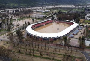 Lluvias causan estragos en el fútbol chileno: Estadios inundados y jugadores damnificados