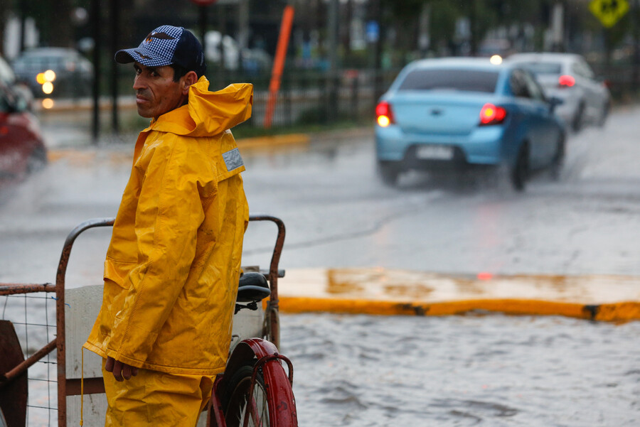 Imagen clásica de la lluvia en Santiago