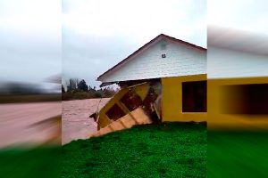 VIDEO| El momento en que casa cae y es arrastrada por Río Niblinto en Coihueco