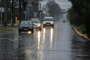 Más de 170 mil hogares están sin electricidad en 6 regiones de Chile debido a sistema frontal