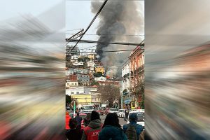 Emergencia en Valparaíso: Incendio estructural consume al menos siete casas en Cerro Mariposa
