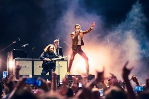 VIDEO| The Killers se disculpa por invitar a fan ruso a tocar la batería en Georgia