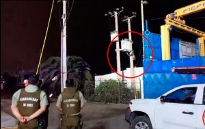 VIDEO| Hombre debe ser rescatado tras quedar colgando de cabeza en un poste de Antofagasta