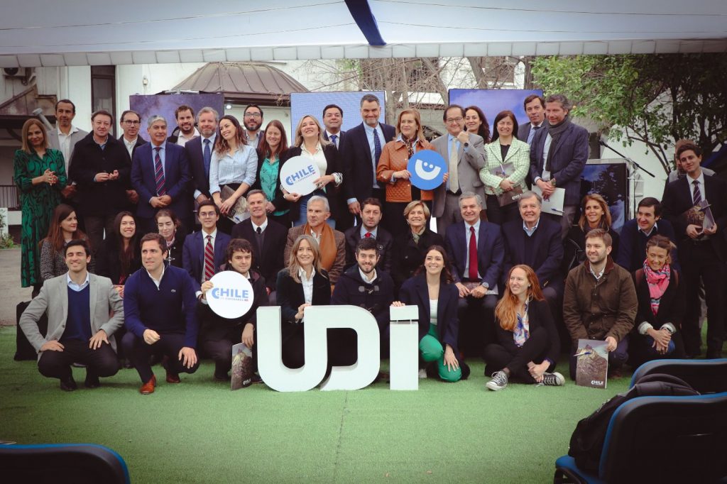 Con 10 comisiones y «profundo amor a Chile»: UDI lanza su programa para llegar a La Moneda
