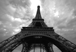 VIDEO| Alarma en París: Evacúan la Torre Eiffel luego de amenazas de bomba