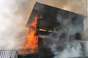 VIDEO| Incendio destruye cuatro viviendas en el Cerro Mariposa de Valparaíso