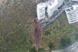 Se cumple advertencia: Impactante socavón mantiene en vilo edificio en dunas de Concón
