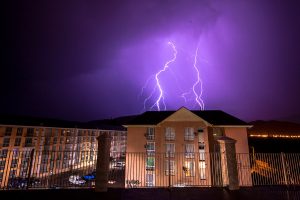 DMC emite aviso por tormentas eléctricas en tres regiones: Senapred entrega recomendaciones