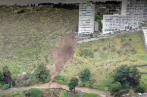 Experto en suelos y estructuras explica caso de deslizamiento que mantiene en riesgo a edificio de Concón