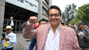Decenas de ecuatorianos acuden a dar el último adiós al asesinado candidato Villavicencio
