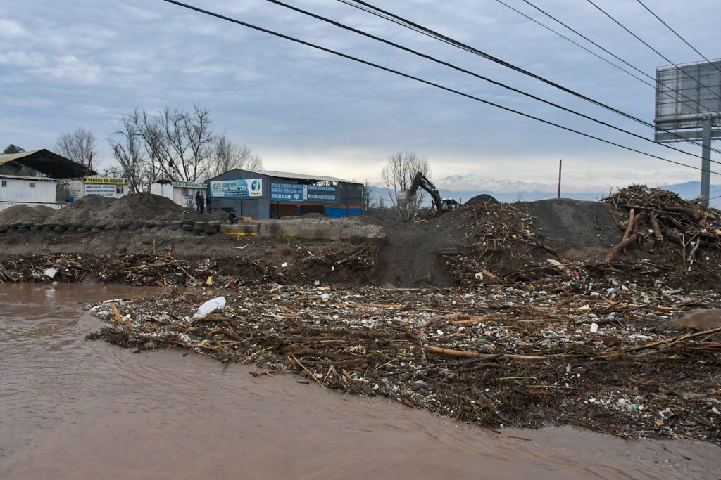 Impacto contaminante de las lluvias: Escurren basura y aguas servidas a ríos, lagos y mar