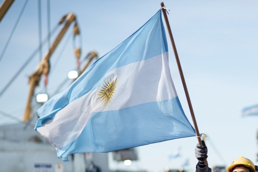 Salarios en Argentina quedan 58 puntos porcentuales por detrás de la inflación de 2023