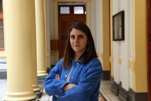 La investigadora chilena destacada en Forbes por su trabajo con la cuántica