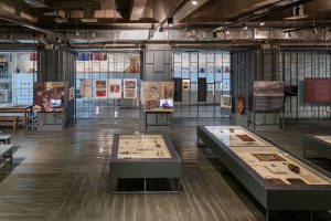 Colección de artesanías creadas en centros de detención en Centro Cultural La Moneda