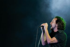 Eddie Vedder invita a chileno a su festival en California para exponer amenazas a la Patagonia