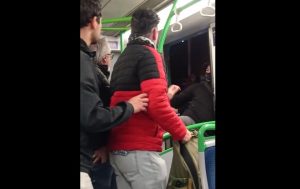 VIDEO| Furiosos pasajeros enfrentaron a grafiteros mientras rayaban el Metro