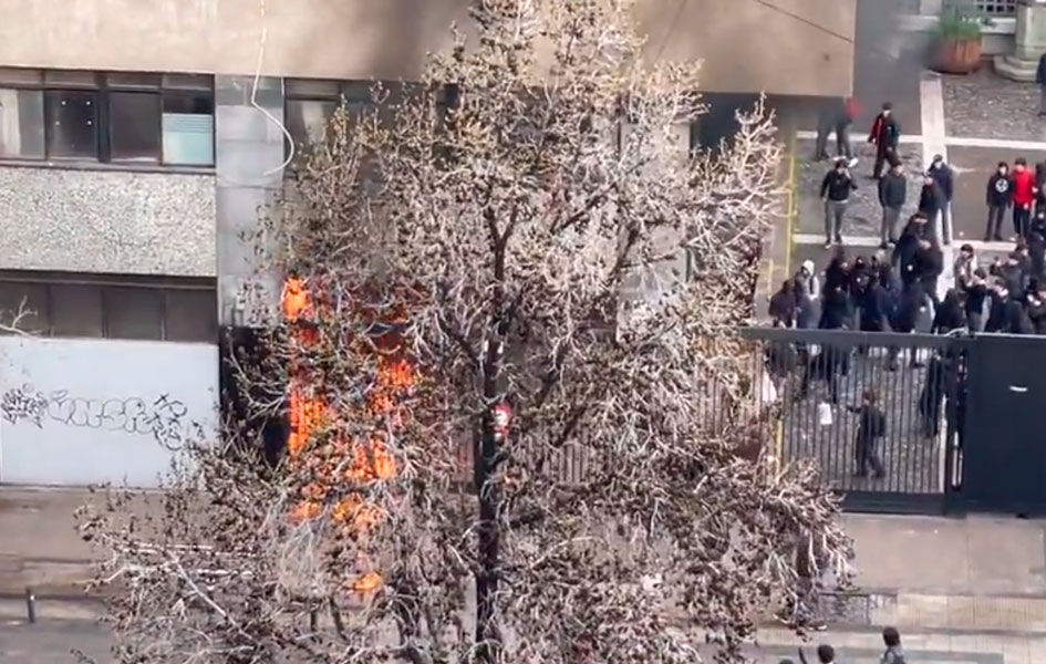 Incendio en Instituto Nacional y cortes de tránsito en puntos de Santiago por incidentes